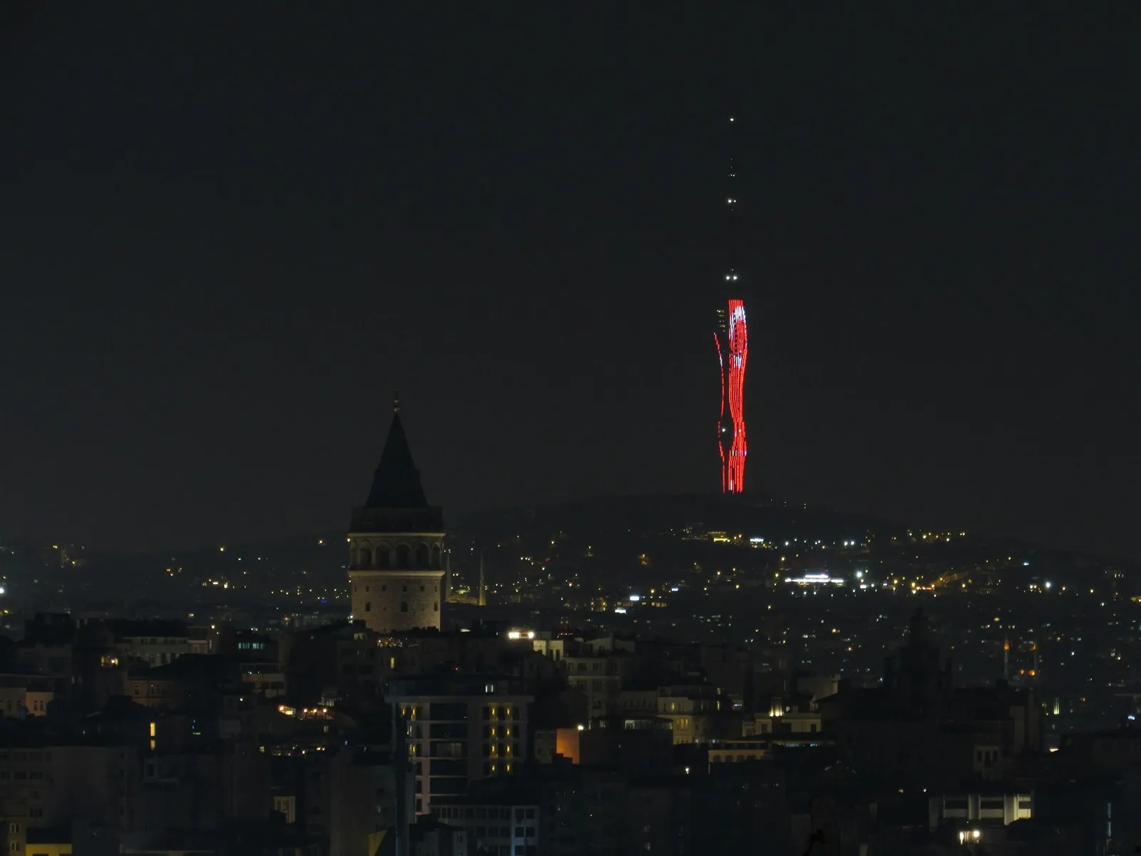 Gece Galata Kulesi ve Çamlıca haberleşme kulesi
