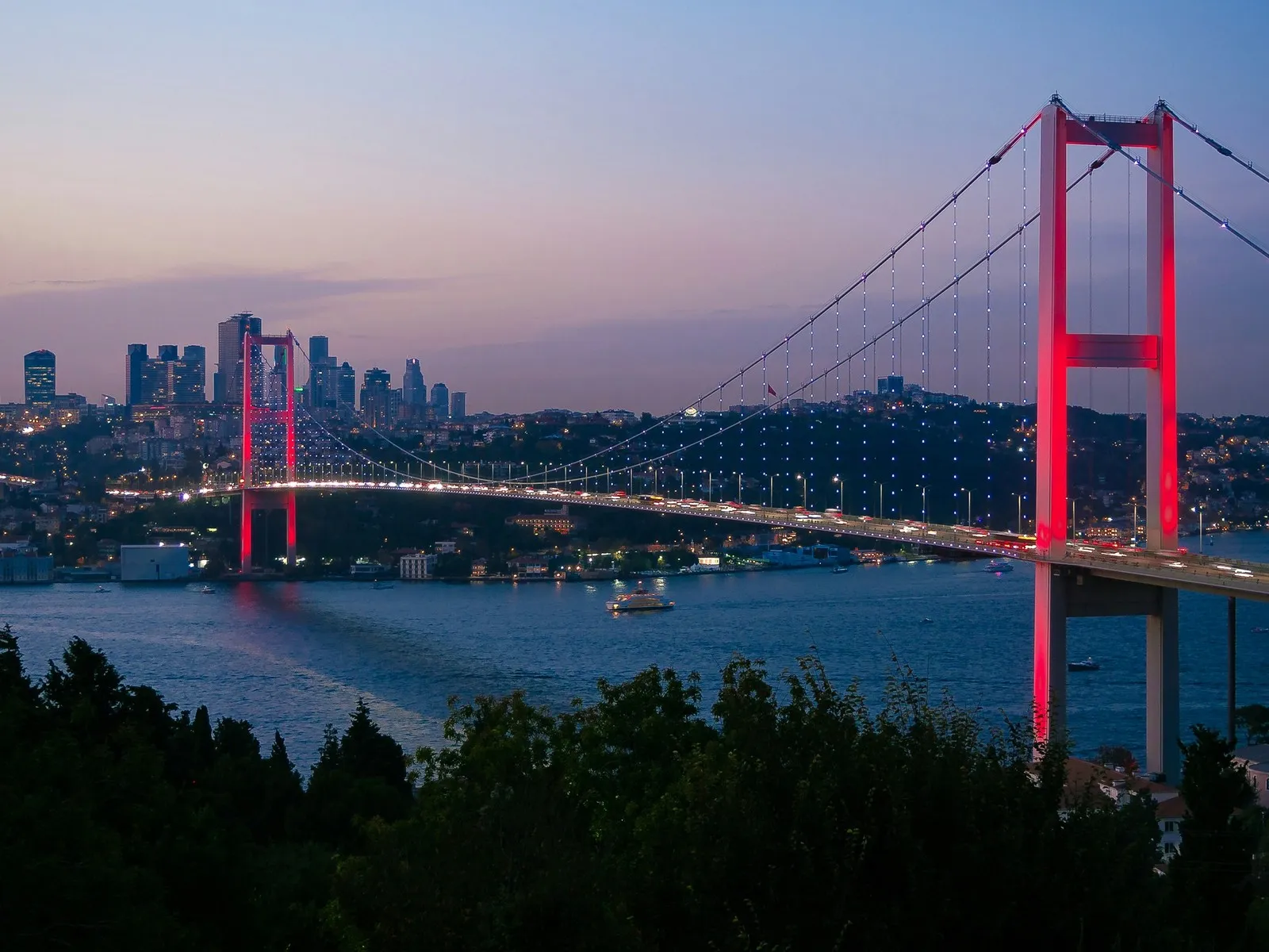 Gün batımında Boğaz Köprüsü ve İstanbul silüeti