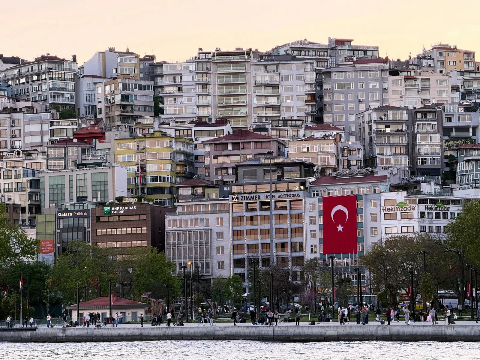 Türk bayrağıyla İstanbul konut dokusu