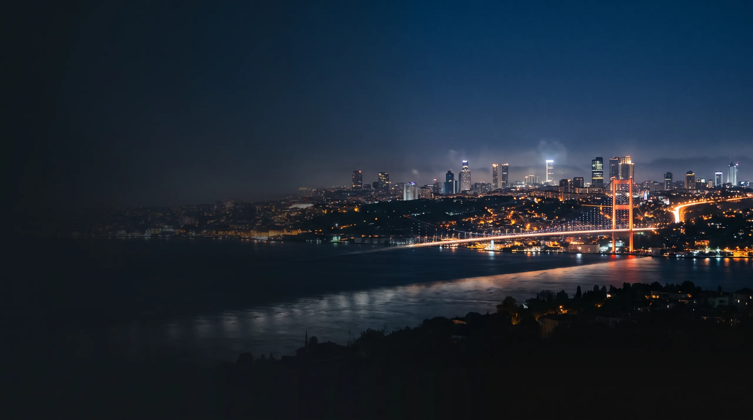 Gece İstanbul silüeti, Boğaz Köprüsü ve Levent kuleleri
